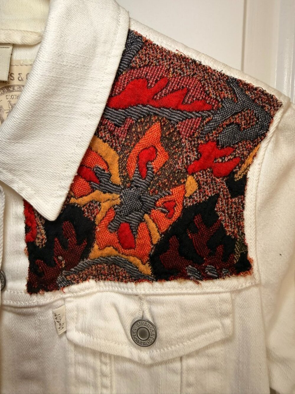 Levi’s White Denim Tapestry Yoke Trucker Jacket Boho Western Aztec Size S - Picture 3 of 9